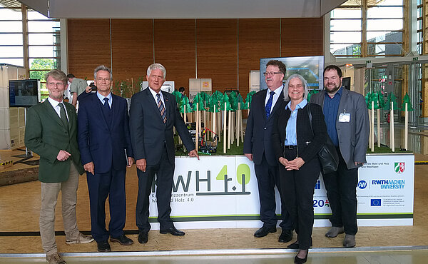 Gruppenfoto vor einem Messestand