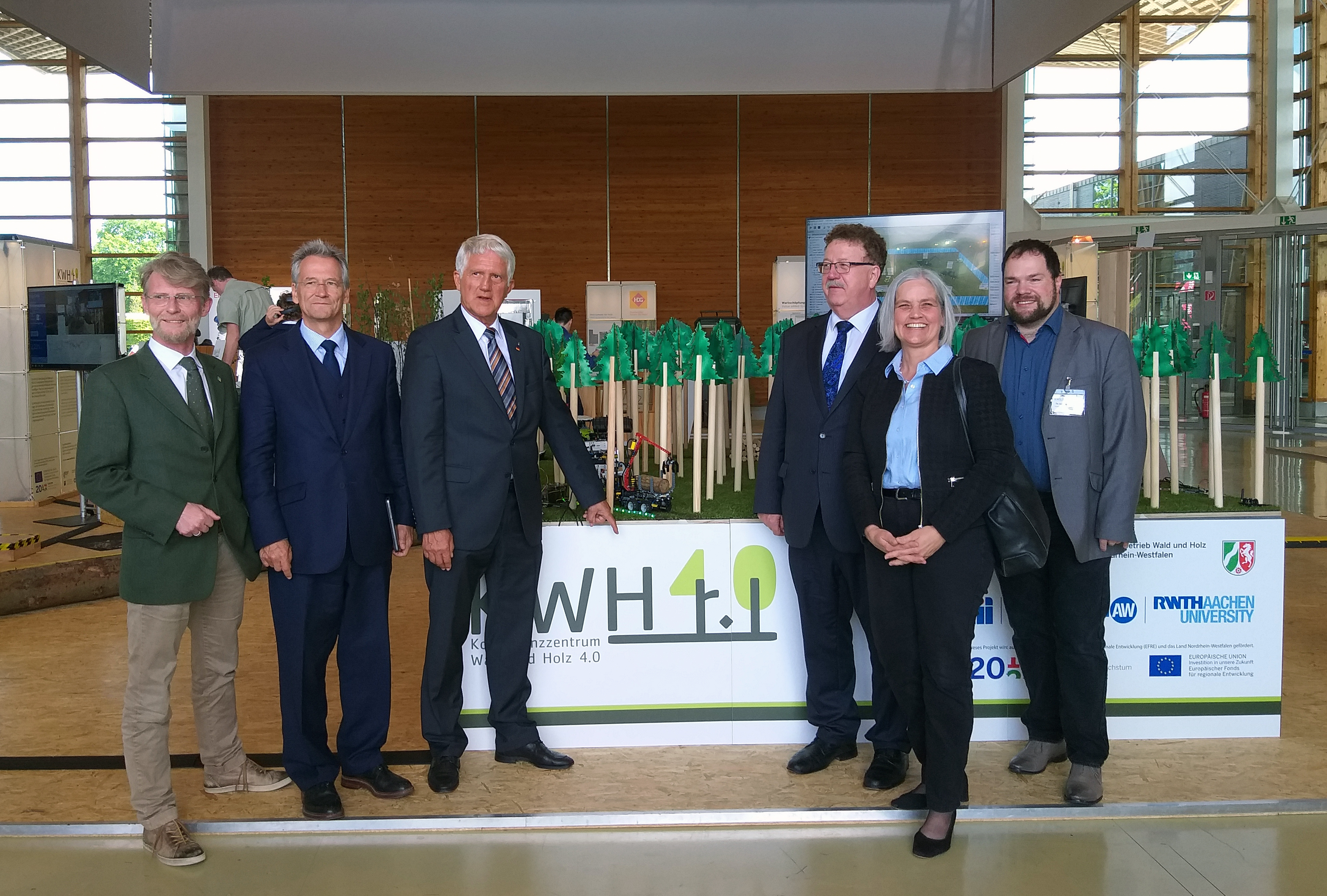 Gruppenfoto vor einem Messestand